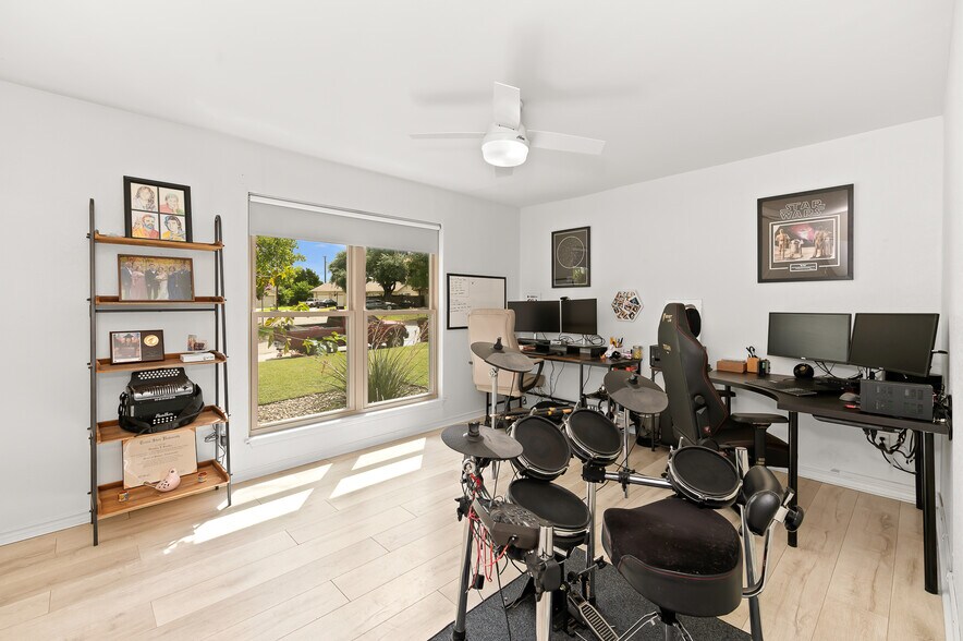 Building Photo - 2110 Spring Breeze Dr