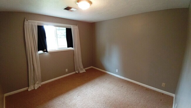 Building Photo - Gorgeous Home with Granite Counters and Custom Built-ins!