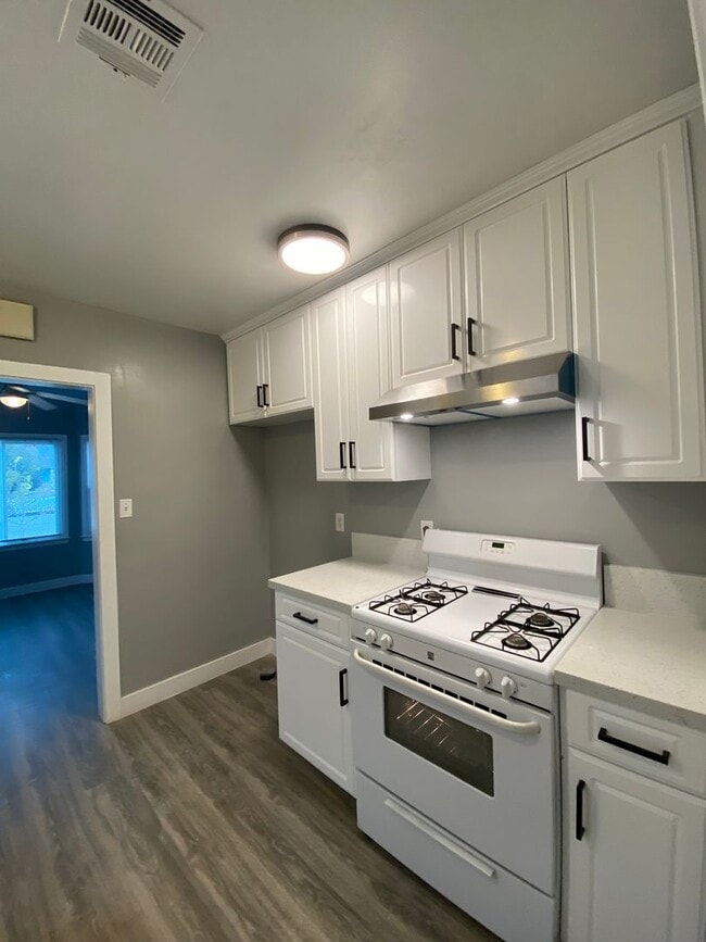 Building Photo - Follow the yellow brick to this Remodeled 2 BD 1 BA House in NE Bakersfield