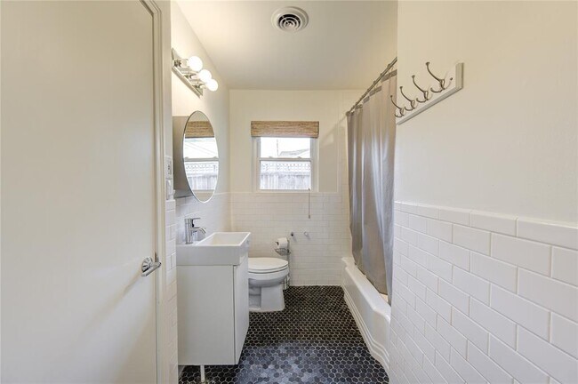 Building Photo - 3010 Conway St