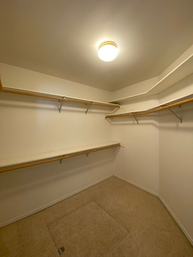 Building Photo - Spacious 2 Bedroom + office! Large yard!  ...