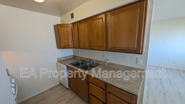 Building Photo - 812 Chelwood Park Blvd NE