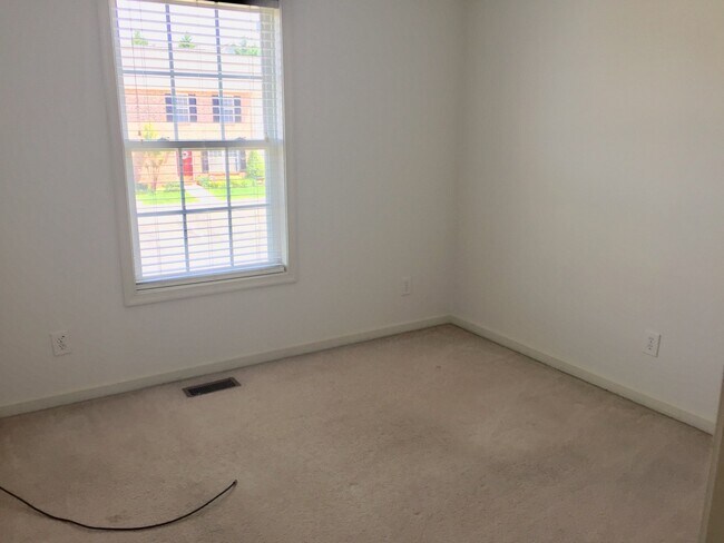 Building Photo - 4 Bedroom 3.5 Bath end unit- Available Aug...