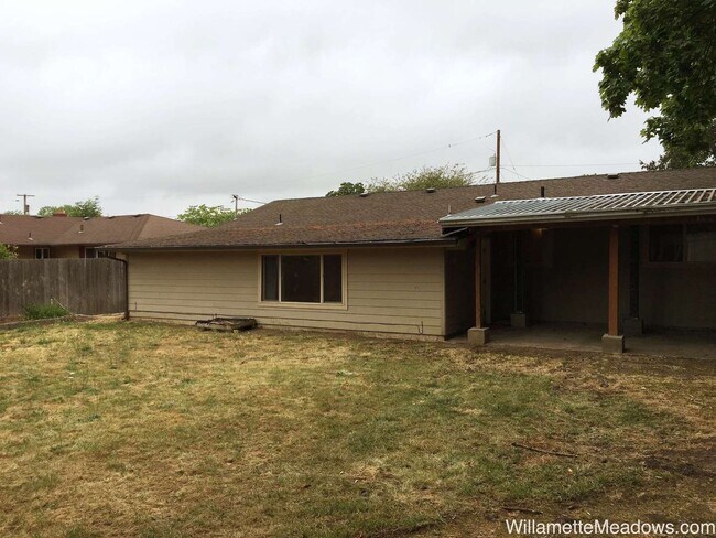 Building Photo - 4 Bedrooms, 2 Bathrooms, Large Fenced Backyard in Central Salem