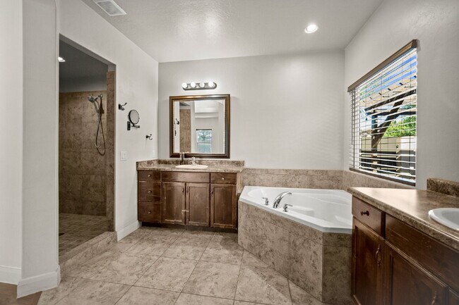 Building Photo - "Spacious 5-Bed Oasis with 3 Baths in Washington, UT – 3,171 Sq Ft of Comfort!"