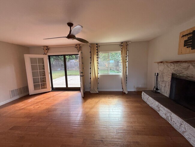 Building Photo - 1115 Balour Dr