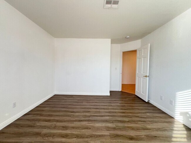 Building Photo - Stunning 5 bedroom, 2.5 bathroom home