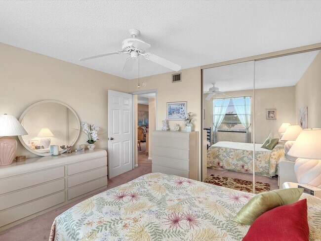 Building Photo - 6049 Balboa Cir