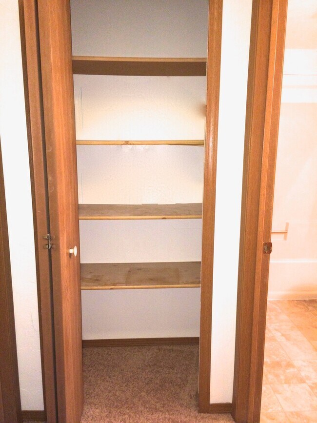 Building Photo - 2 Bedroom Spacious 2nd floor Apartment