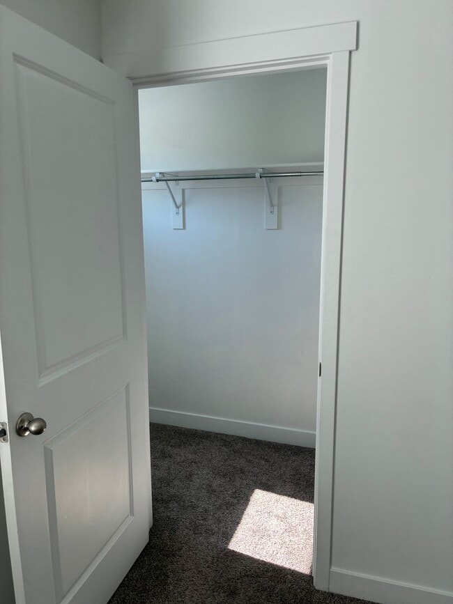 Building Photo - 3 Bedroom Townhome