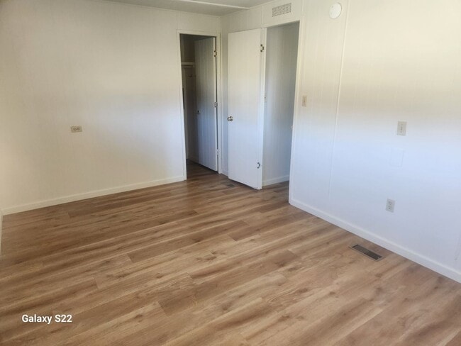 Building Photo - Bright and Cheery, well maintained 2 bedro...