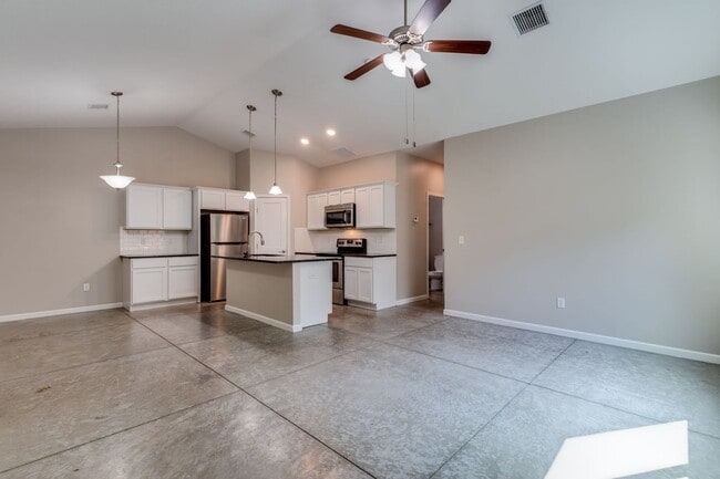 Building Photo - Beautiful Three Bedroom, Two Bathroom