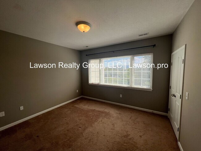 Building Photo - Luxurious Colonial Green Townhome