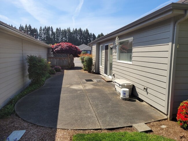 Building Photo - Freshly Remodeled Single-Level Home