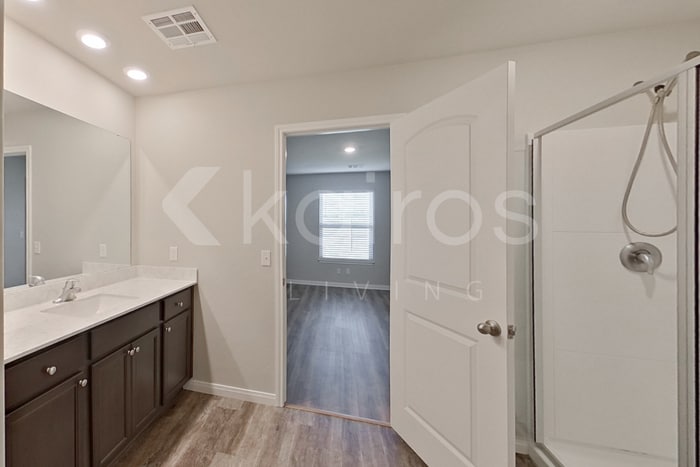 Building Photo - 713 St James Pl