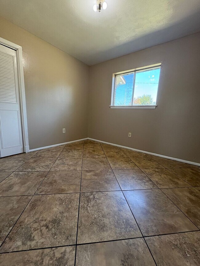 Building Photo - Awesome home with lots of space and storage!