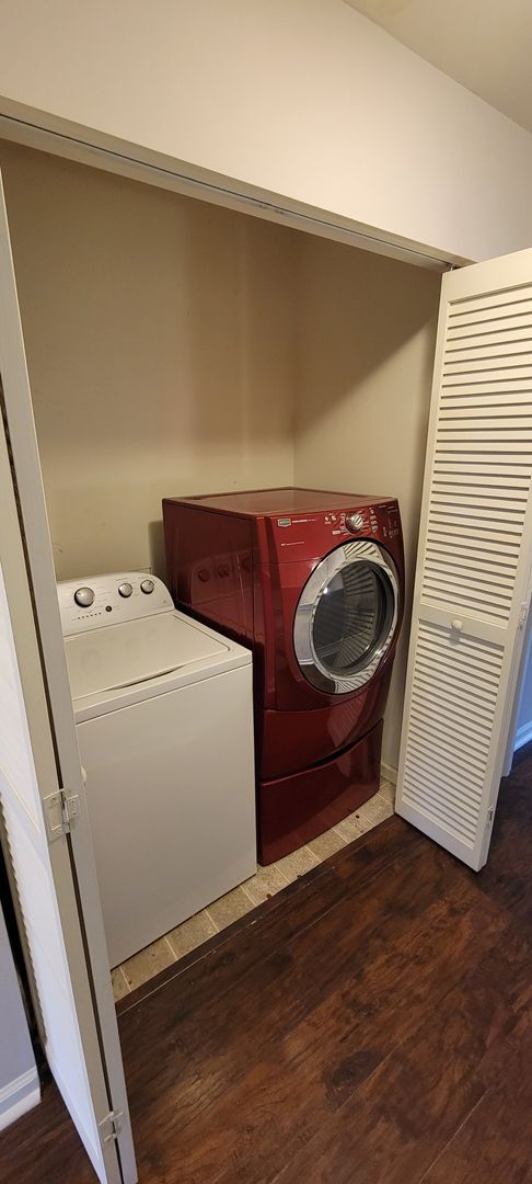 Building Photo - Beautiful 3 bedroom 2.5 bathroom END Unit ...