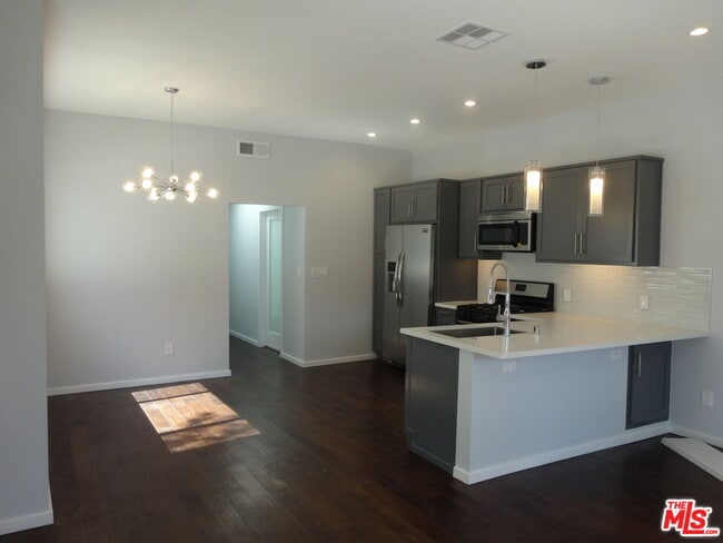 Building Photo - 809 N W Knoll Dr