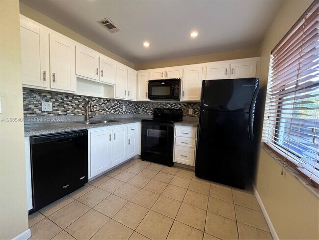 Building Photo - 5170 Tennis Ln