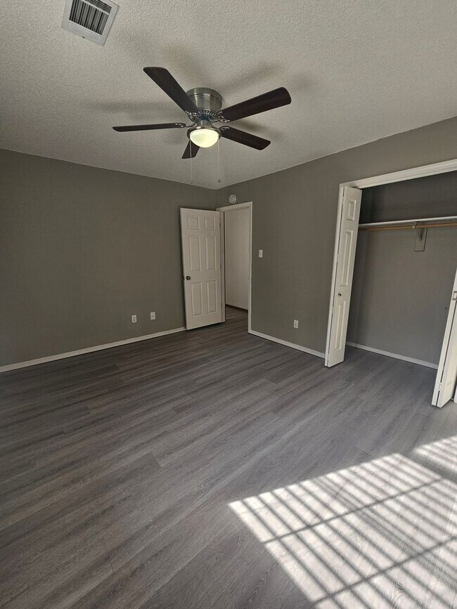 Building Photo - Home in Benton