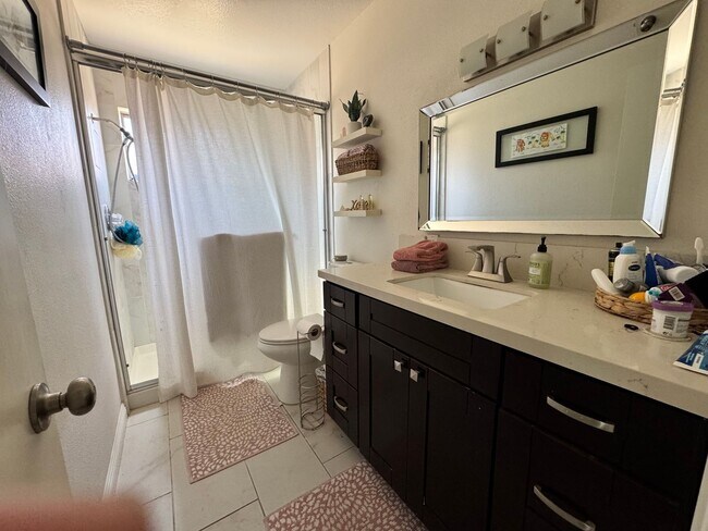 Building Photo - Beautifully Updated 4 Bedroom, 3 Bath Sing...