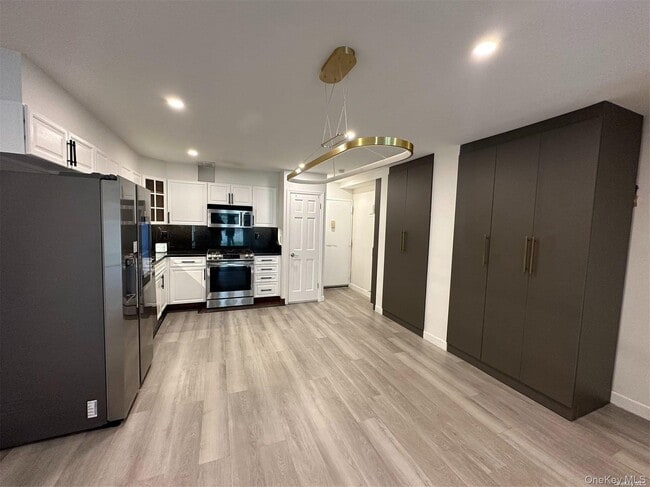 Building Photo - 13-36-36 Robin Ln