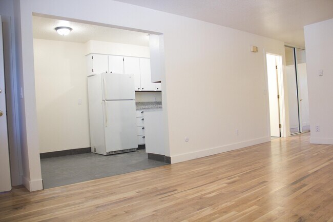 Building Photo - 2bed, hardwoods, granite, dishwasher, park...
