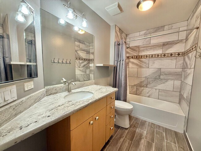 Building Photo - 3 Bedrooms / 2.5 Bathrooms Townhome at Ili...