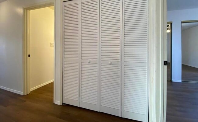 Building Photo - 807 Country Club Dr SE