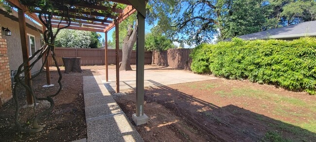 Building Photo - Newly Updated 3 Bdrm 2 Bath House Near Schools and Shopping, Corner of Shasta Pines and Mistletoe