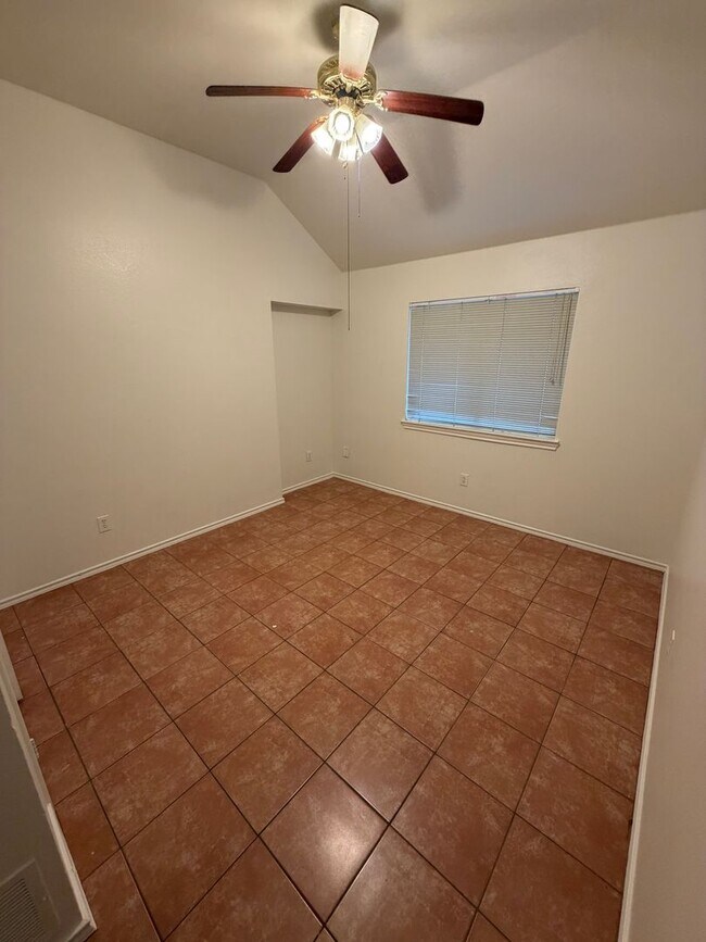 Building Photo - 1005 Chelsea Dr