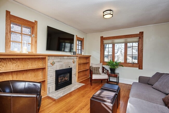 Building Photo - Long Realty & Property Management - Lovely Park Hill Home