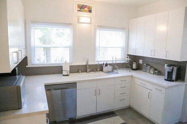 Building Photo - 601 S Sweetzer Ave