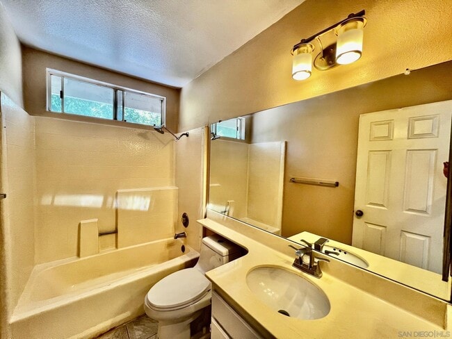 Building Photo - 1370 Montego Ct