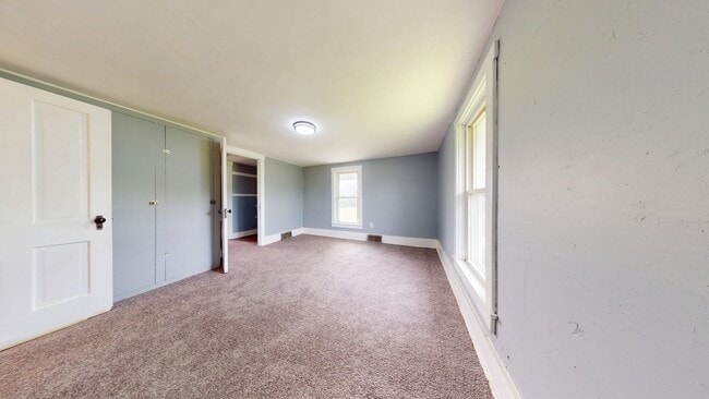 Building Photo - Large farmhouse with garage in Mapleton Schools
