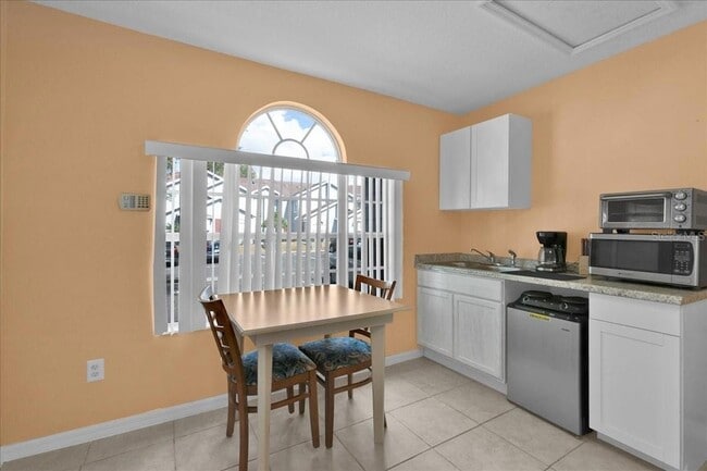 Building Photo - 203 Coco Plum Dr