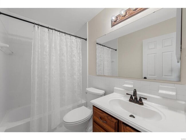 Building Photo - 596 Golfwood Dr