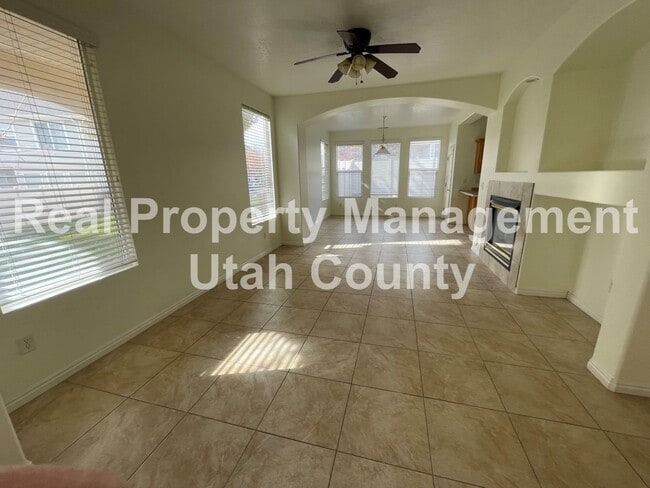 Building Photo - Stunning Townhome in Lehi