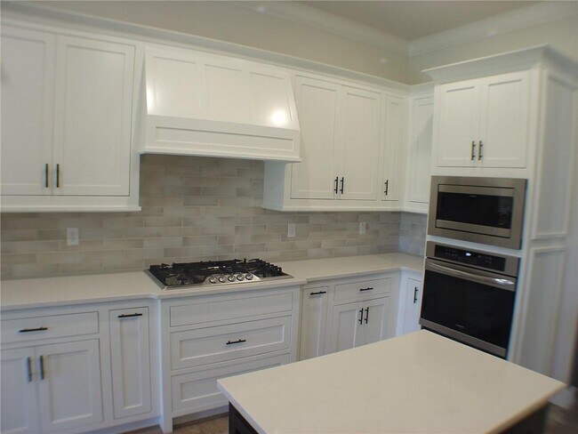 Building Photo - 1812 SW Edinburgh Ave