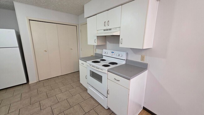 Building Photo - 2 bdrm, 1 1/2 bath home with fenced yard