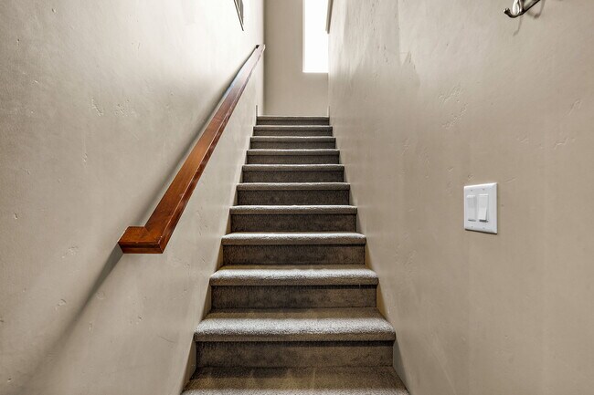 Building Photo - 923 S Lone Willow Ave