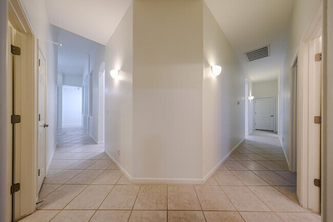 Building Photo - 4536 W Villa Linda Dr