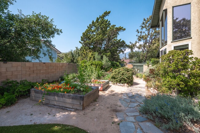 Building Photo - 124 Sequoia Ct