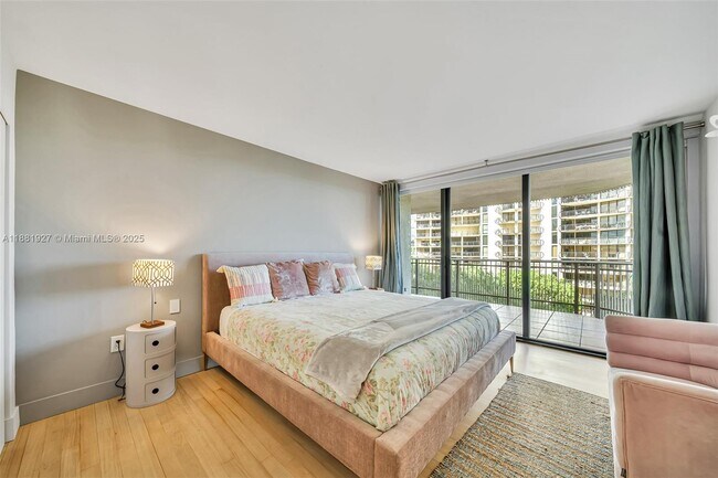 Building Photo - 2901 S Bayshore Dr
