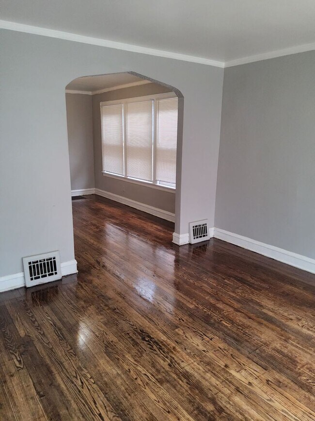 Building Photo - Welcome to this Chicago-style brick Bungal...