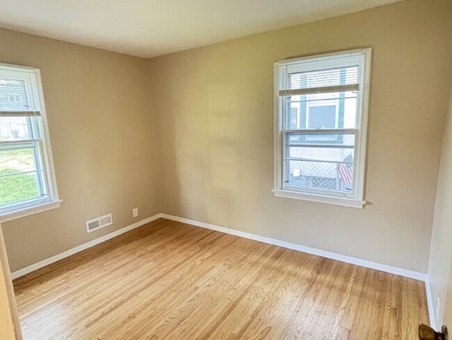 Building Photo - Charming 4-Bedroom Single Family Home on C...