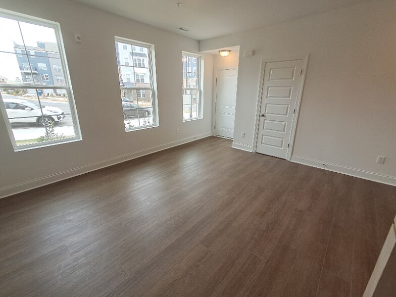 Building Photo - 602 Mkt Grv Dr