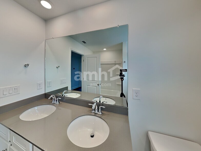 Building Photo - 14641 Cedar Ml Dr