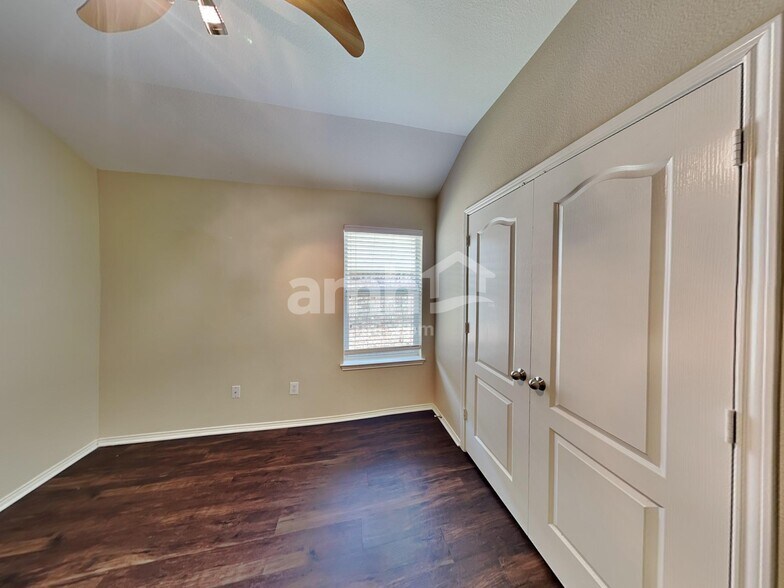 Building Photo - 9056 Weller Ln
