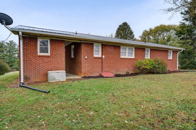 Building Photo - Newly Renovated 3 Bedroom Rental in Johnso...